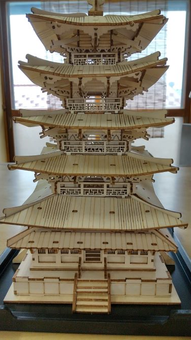 弊社社長が製作した五重塔の写真正面