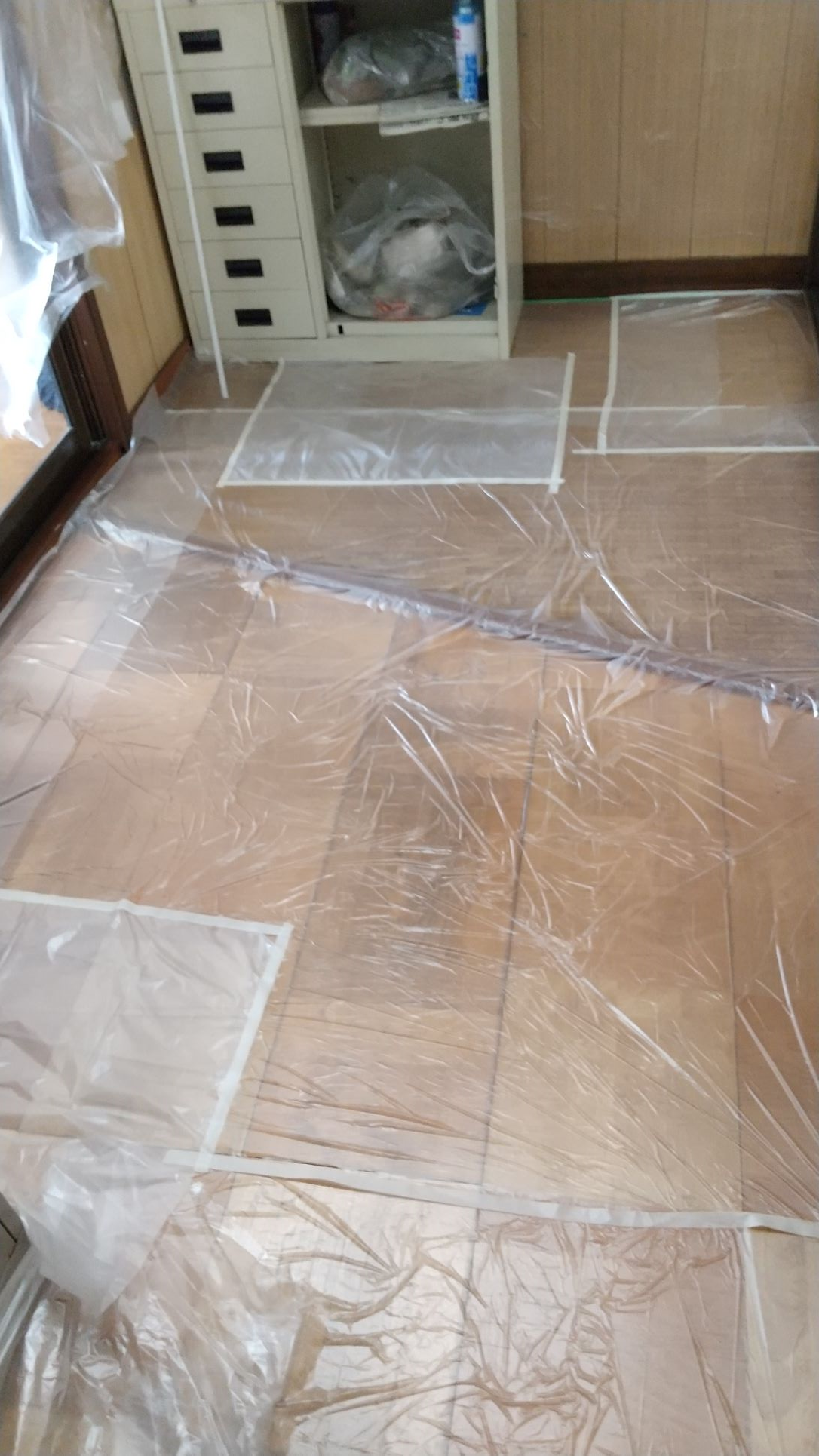 伊藤工業所,事務所,塗装,事務所入り口床,養生後,