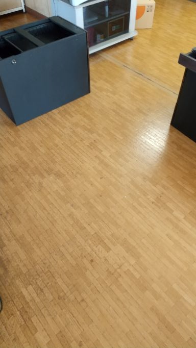 伊藤工業所,事務所配置換え,机の組み立て