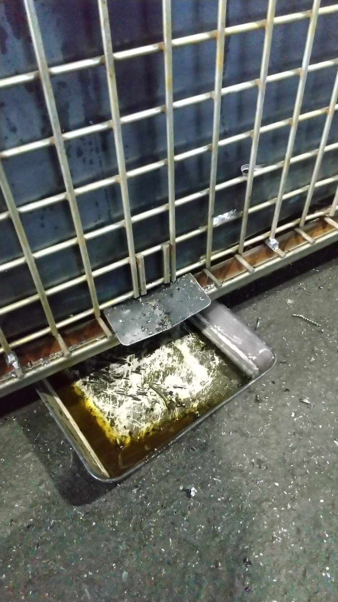 伊藤工業所,年次点検,カゴの油受部分