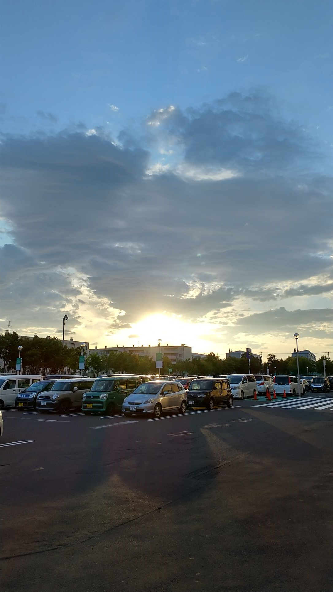 伊藤工業所,夕方の駐車場,空
