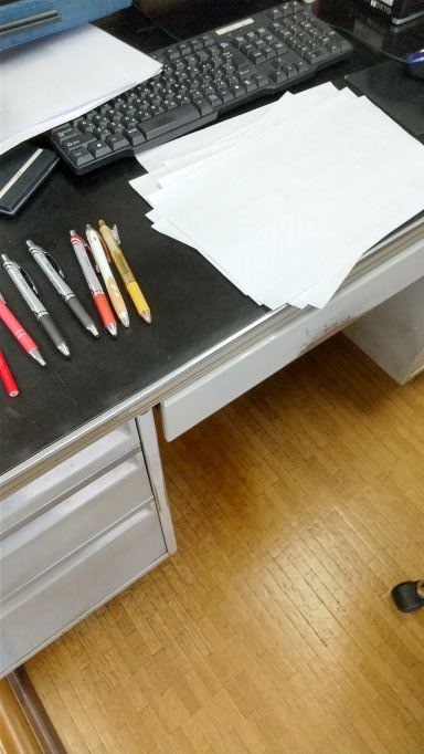 伊藤工業所,算業務続く,机の上がかみだらけ,