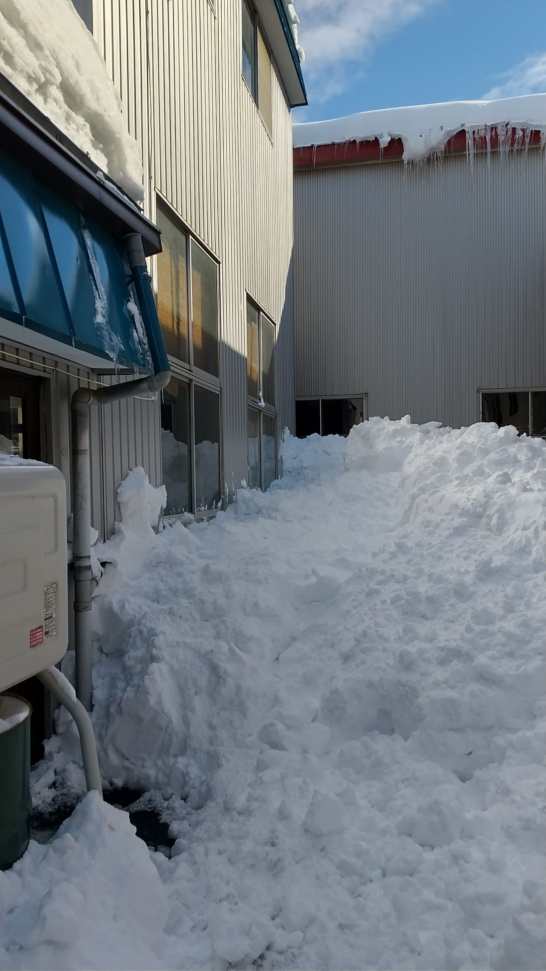 伊藤工業所,事務所,除雪,工場窓側除雪後,