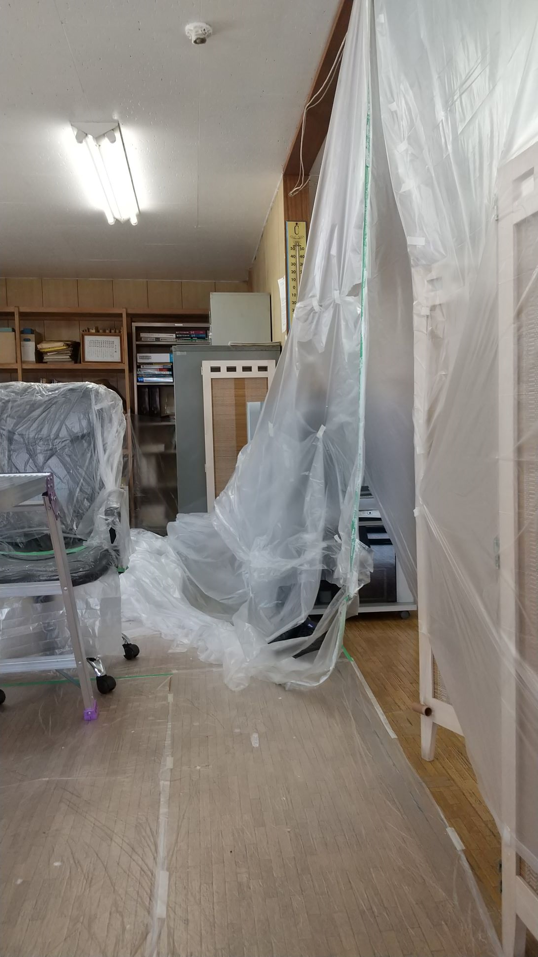 伊藤工業所,事務所,天井塗装,養生取り外し